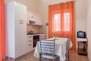 里波斯托La Camelia的厨房配有桌椅和电视。