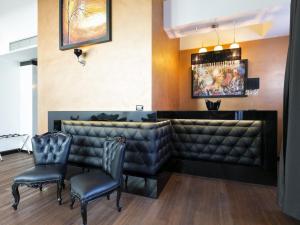 贝尔格莱德诺瓦城加尼精选酒店的酒吧设有两把椅子和长凳