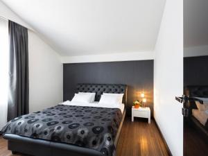 贝尔格莱德诺瓦城加尼精选酒店的一间卧室配有黑色床和白色枕头