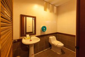 攀牙棕榈山度假村的一间带水槽、卫生间和镜子的浴室