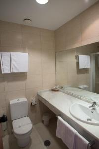 马德里Hostal Mediterranea的浴室配有盥洗盆、卫生间和浴缸。