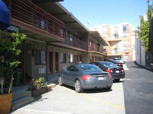 旧金山旧金山海湾大桥酒店的两辆汽车停在大楼旁边的停车场
