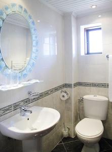 泽拉夫纳House of Bardo的一间带卫生间、水槽和镜子的浴室