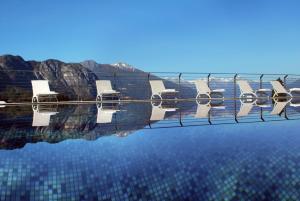 贝拉吉奥博尔戈利泰拉西酒店的一组椅子坐在水池顶上