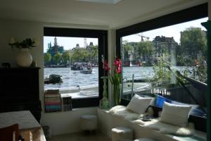 阿姆斯特丹阿姆斯特尔船屋酒店的客房设有河景窗户。