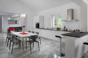 内德斯奇纳Istrian Villa Happy House的厨房以及带桌椅的用餐室。
