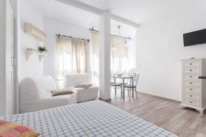 阿利坎特Estudio Rambla的一间白色的卧室,配有床和用餐室
