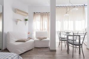 阿利坎特Estudio Rambla的客厅配有白色的沙发和桌子