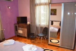 索非亚Apartment Secession Style的带镜子的房间和一间带床的卧室