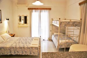 尼基亚娜Grammatoula的一间卧室设有两张双层床和一扇窗户。