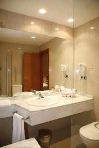 米耶雷斯米耶雷斯德尔卡米诺酒店 的一间带水槽、卫生间和镜子的浴室