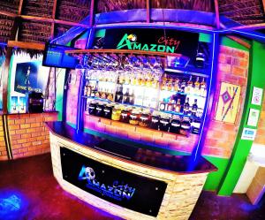 普卡尔帕Amazon City的酒吧提供酒精饮料