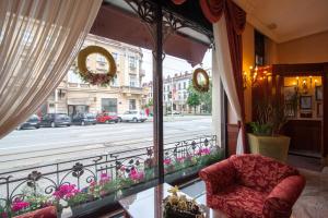 奥西耶克瓦尔丁格酒店的客房设有一个享有街道景致的窗户。