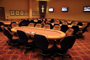 罗克艾兰Bally's Quad Cities Casino & Hotel的一间会议室,配有扑克牌桌子和椅子