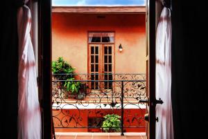 巴拿马城La Isabela Suites的开放式门享有阳台的景致。