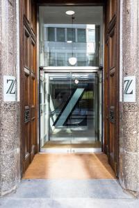 伦敦Z城市酒店的带有旋转门的建筑物入口