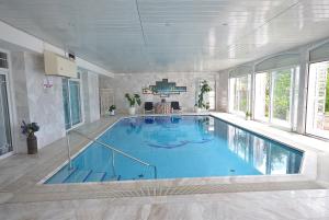 赫尔采格诺维Hotel Vila Margot的大型客房带窗户,设有大型游泳池