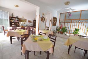 赫尔采格诺维Hotel Vila Margot的餐厅设有桌椅和黄色桌布