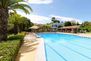 古维亚Helion Resort的一个带椅子和遮阳伞的大型游泳池