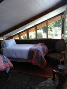 Boutique Vintage Forest Cabin客房内的一张或多张床位