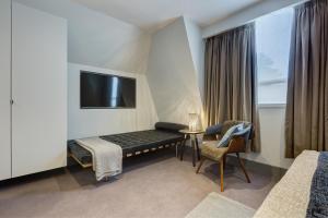 伦敦55酒店的一间酒店客房,配有一张床和一台电视
