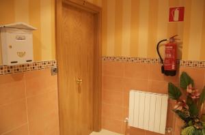 毕尔巴鄂左拉兹艾1宾馆的一间带门和灭火器的浴室