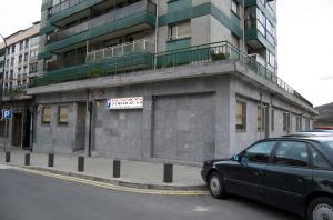 毕尔巴鄂左拉兹艾1宾馆的停在大楼前的汽车,上面有标志