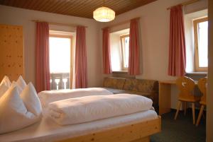 里约·迪·普斯特里亚加斯托夫苏林德酒店的一间卧室设有两张床、一张沙发和窗户。