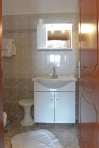 Krepeni银河酒店的浴室配有白色水槽和卫生间。