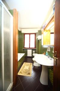阿西西B&B Francesco in Assisi的浴室设有2个卫生间、水槽和浴缸。