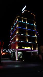 斗六市雲林斗六福爾摩莎大飯店的一座高大的建筑,晚上有灯