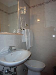 罗马丘丘酒店的一间带水槽和卫生间的浴室