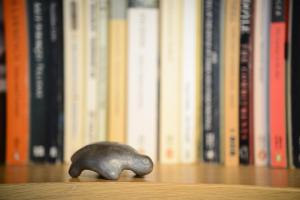 穆尔滕切斯皮奥公寓的坐在书前桌子上的一个小象像
