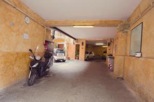 维泰博Hotel Centrale的停放在空车库的摩托车