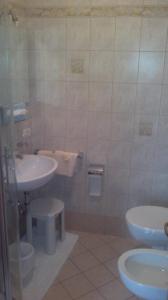 里约·迪·普斯特里亚加斯托夫苏林德酒店的一间带水槽和卫生间的浴室