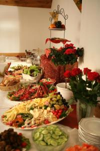 圣戈阿尔斯豪森纳绍尔霍夫酒店的餐桌上的自助餐,包括食物