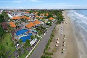 勒吉安巴厘尼克莎玛海滩精品度假酒店的享有海滩空中美景和度假胜地