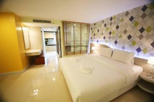 芭堤雅市中心Trebel Pattaya的卧室配有一张白色大床