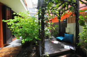 曼谷佛卡尔本地住宿加早餐酒店的一座种植了植物的小阳台