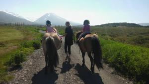 瓦德拉内斯风暴乡村民宿的三个妇女骑马沿着土路走