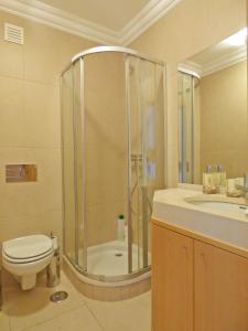 阿尔布费拉Apartamento Olhos D'Água的带淋浴、卫生间和盥洗盆的浴室