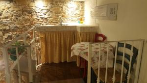 斯培西亚五渔村安德里亚旅馆的小房间设有水槽和桌子