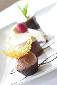 巴森斯韦特水上会馆酒店的一块带巧克力蛋糕和一块蛋糕的盘子