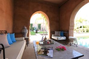 马拉喀什Villa Jannah的客厅配有沙发和桌子