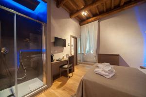 特拉尼Dimora Corteinfiore的客房设有一张床、一张书桌和淋浴。