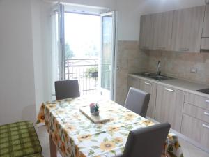 莱维科特尔梅Ca Prandel CIPAT 22104-AT-65703的厨房配有桌椅和桌布