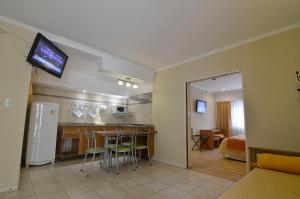 特尔马斯德里奥翁多Alto Verde Suite & Apart的一间设有厨房和客厅的客房