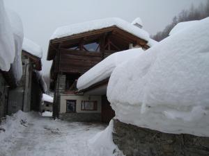 瓦托内切B&B A Pankeo的房屋一侧的一堆雪