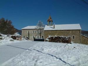 韦尔科尔地区拉沙佩勒Gîtes des Gabriels的教堂,在建筑物前有一条雪覆盖的街道