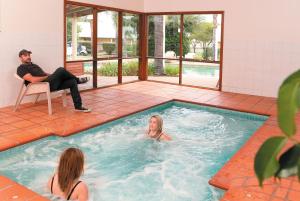 天鹅山穆雷丘陵度假酒店的游泳池里的女人,有两个人